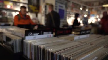 Mağazadaki müzik kayıtları. İnsanlar klasik plakları seçiyor..