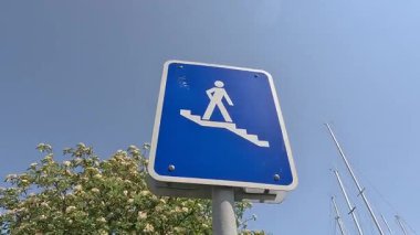 Yaya tabelası. Bir kişi merdivenlerden iniyor..