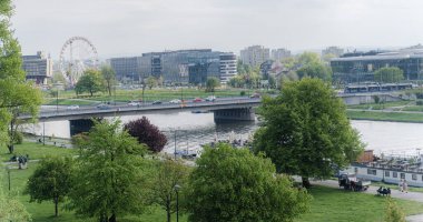 Krakow. Polonya. 08 Mart 2025. Şehir manzarası. Nakliye gemisi köprü boyunca ilerliyor..