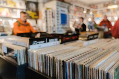 Mağazadaki müzik kayıtları. İnsanlar klasik plakları seçiyor.. 