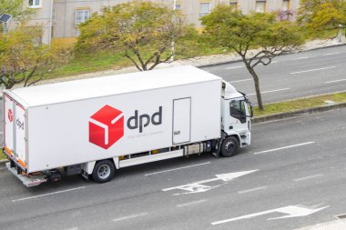 Lizbon, Portekiz, 11 Mart 2024 'te DPD Portekiz' den paket teslimatı ve teslimatı yapan ağır kiralık bir araç.