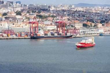 Tagus Nehri, Lizbon, Portekiz, 3 Mart 2024, Konteyner gemisi ANDREA Lizbon Konteynır Terminali 'nden ayrılıyor.