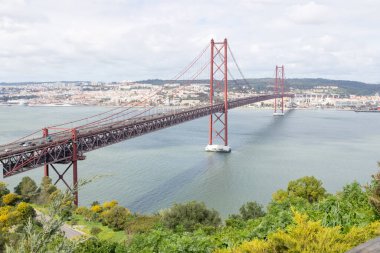 Ponte 25 de Abril üzerindeki manzara, Tagus nehri ve Lizbon şehri, Portekiz