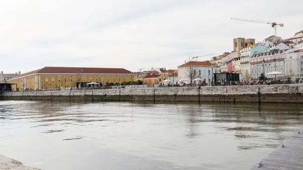 Doca da Marinha, Lizbon, Portekiz, 17 Mart 2024, insanlar ve Tagus Nehri arasında ideal buluşma noktası.