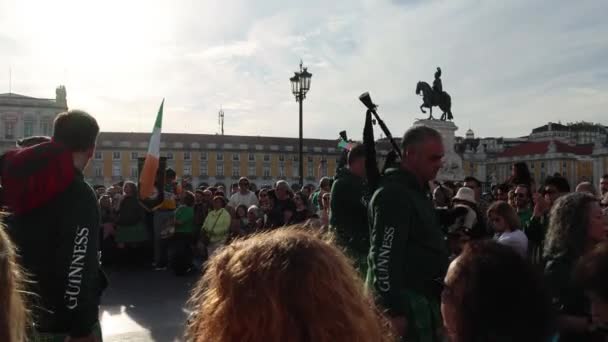ポルトガル イズボン 商業広場 ポルトガル 2024年3月17日 リスボン市議会は初めて 伝統的なアイルランドの聖パトリック 聖パトリック に敬意を表します — ストック動画