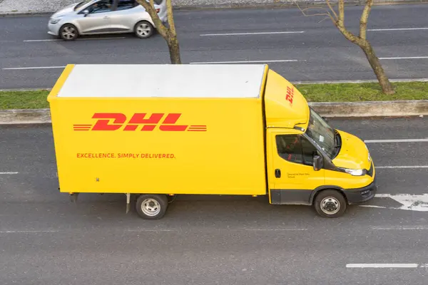 Lizbon, Portekiz, 12 Mart 2024, hava manzaralı, ticari araç uluslararası lojistik ve ekspres posta sektöründe DHL şirketinden mal taşıma