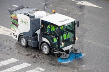 Lizbon, Portekiz, 27 Mart 2024, Boschung Şehir Temizleyici S2 Şehir Süpürme Aracı Olivais Bölgesi Konseyi hizmetinde.