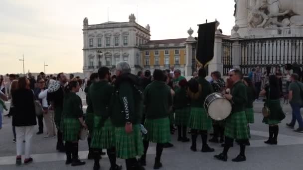 リスボン 商業広場 ポルトガル 2024年3月17日 初めて リスボン市議会は伝統的なアイルランドの音楽で聖パトリック 聖パトリック に敬意を表します — ストック動画