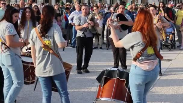 2024年3月17日 葡萄牙里斯本商业广场 Square Commerce Portugal 里斯本市议会首次以爱尔兰传统音乐向圣帕特里克致敬 — 图库视频影像