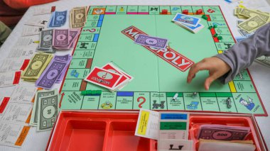 Aile klasik masa oyunu Monopoly ile eğlenir.