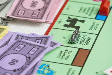 Klasik Monopoly masa oyunu, arazide notlar ve otel 