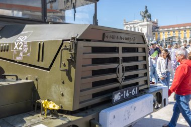 Lizbon 'da zırhlı araç sergileniyor. Portekiz' deki 1974 devriminin 50. kutlaması.