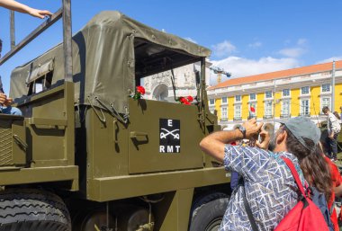 Lizbon halkı 1974 karanfil devriminin 50. yıldönümünü kutluyor.