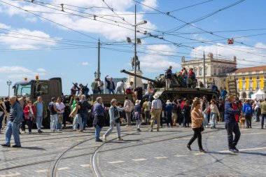 Karanfil devriminin 50. yıldönümünde Lizbon, Portekiz 'de kalabalık toplandı.