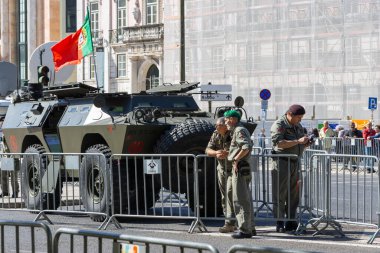 Karanfil devriminin 50. yıldönümü kutlamalarında askeri varlık, Lisbon.
