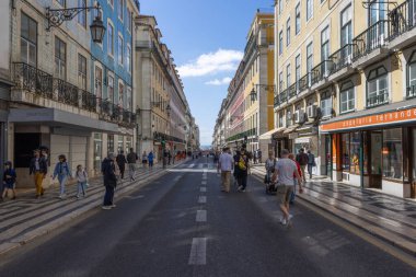 Lizbon, Portekiz 'de yürüyen insanlar 1974 karanfil devriminin 50. yıldönümünü kutluyorlar.