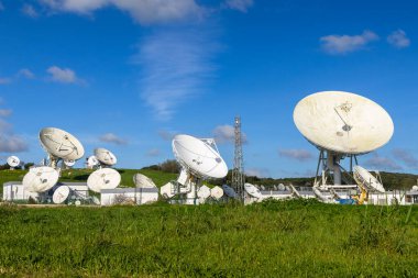 Sintra 'daki Kıta Uydu Operasyon Merkezi' nde mavi gökyüzünün altında uydu antenleri dizisi.