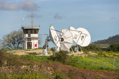 Sintra, Portekiz 'deki Continente uydu merkezinde kontrol kulesi olan operasyonel uydu antenleri.