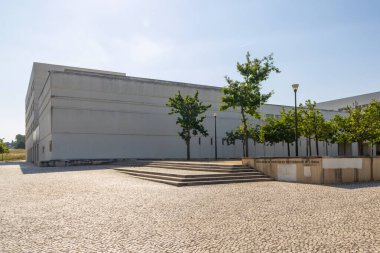 Lizbon Üniversitesi 'nde basamakları ve ağaçları olan çağdaş bir eğitim binasının dış görünüşü