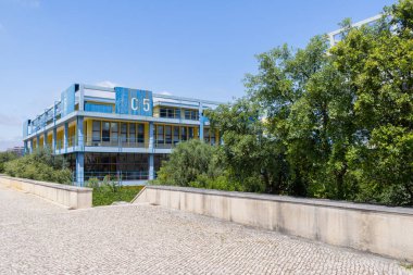 Ulisboa Bilimleri 'nde C-5 binası, Portekiz' de yeşil ortamda modern mimari sergileniyor.