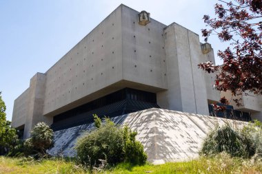 Modern tasarım ile Portekiz ulusal arşiv binasının görüntüsü