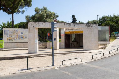 Lizbon, Portekiz 'deki Cidade Universitaria metro istasyonu girişinin güneşli manzarası