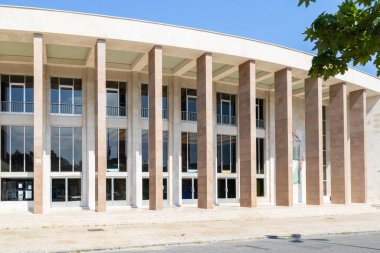 Lisbon Üniversitesi papaz konutunda bulunan aula magna 'nın önden görünüşü modern mimariyi gözler önüne seriyor.