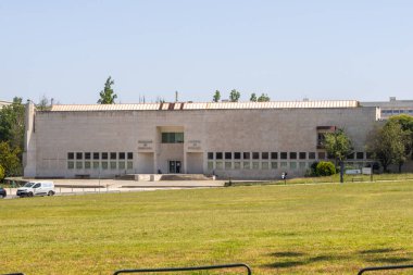 Günümüz psikoloji fakültesi, Lizbon Üniversitesi, güneşli bir günde açık gökyüzü