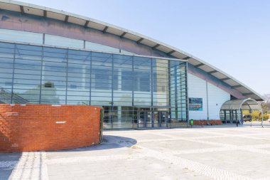 Güneşli bir günde Lizbon Üniversitesi Stadyumu 'ndaki Eul yüzme havuzu kompleksi