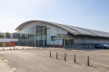 Güneşli bir günde Lizbon Üniversitesi Stadyumu 'ndaki çağdaş Eul yüzme havuzu kompleksinin dış görünüşü
