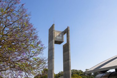 Lizbon Üniversitesi Stadyumu 'ndaki Eul yüzme havuzunun ikonik kulesi açık bir gökyüzüne karşı.