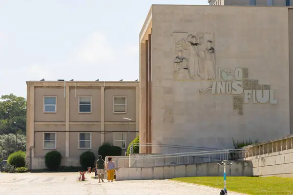 Lizbon Üniversitesi Sanat Fakültesi 'nin 100. yıldönümü bayrağıyla güneşli manzarası.