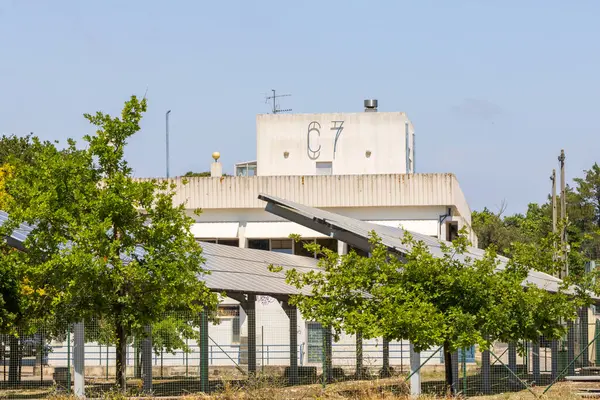 Lisbon Bilim Fakültesi Öğrenci Birliği 'nin modern mimarisi açık mavi gökyüzü altında