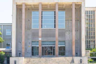 Lisbon Üniversitesi Hukuk Fakültesi 'nin ana girişinin önü.