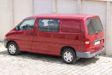Üretici Toyota model HiAce (XH10, XH20) kırmızı