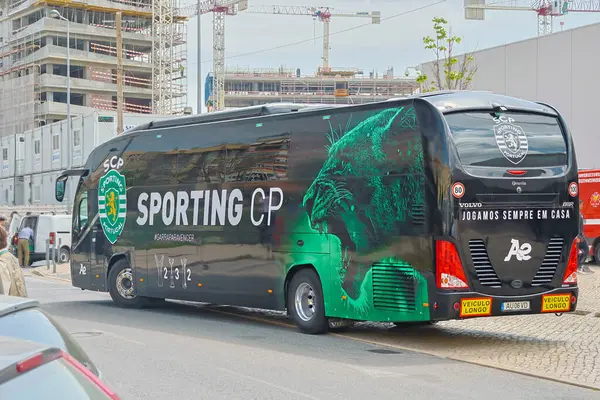 Portekiz 'in resmi takım otobüsünün şehir merkezinde park halindeki spor kulübü görüntüsü