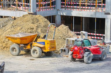 İnşaat alanındaki sanayi çöpçüleri. Arkasında bina yapıları var.