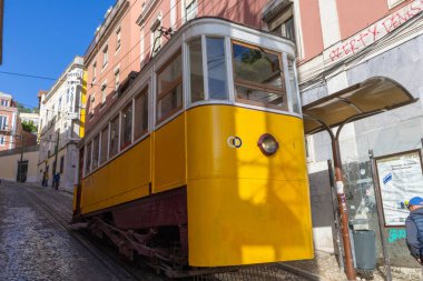 Lizbon, Portekiz sokaklarında Yükseliş 'in canlı sarı tramvayı