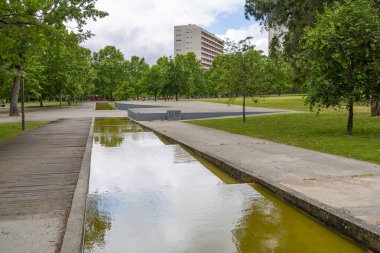 Lizbon, Portekiz 'de sakin bir gölet bulunan Quinta das Conchas ve Leylases Park' ın panoramik manzarası