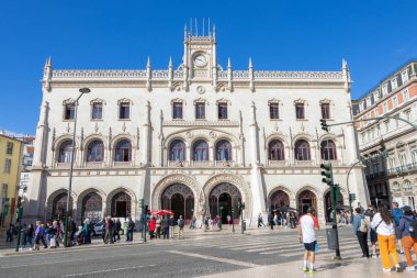Lizbon, Portekiz 'deki yayalarla Rossio İstasyonu' nun mimarisinin ikonik görüntüsü