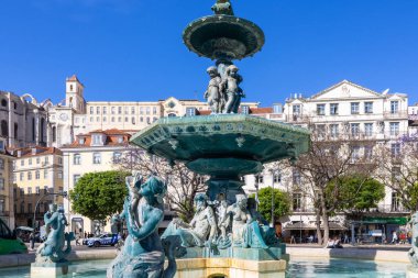 Arka planda Lizbon mimarisi olan ikonik Rossio kare çeşmesinin canlı görüntüsü