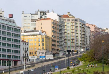 Lizbon 'daki konut binalarıyla dolu kalabalık sokak çocuğu Joaquim Antonio de aguiar' ın gündüz görüşü.