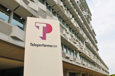 Modern ve yenilikçi tele performans merkezi cephesi, şehir manzarasında kurumsal mükemmelliğin ve dijital dönüşümün bir sembolü.