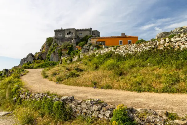 Sintra, Portekiz 'deki kayalık arazide açık mavi gökyüzüyle Peninha leydimizin tarihi şapelini gözler önüne seriyor.