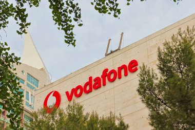 Vodafone markasının şirket ofislerinin kenarına hakim olduğunu gösteriyorlar.