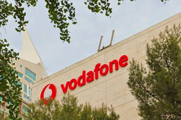 Vodafone markasının şirket ofislerinin kenarına hakim olduğunu gösteriyorlar.