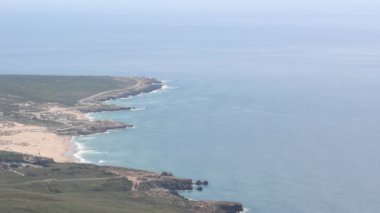 Sintra Cascais doğal parkının engebeli kıyı şeridini görüntüleyen, kumlu plajlar ve turkuaz sular sergiliyor.
