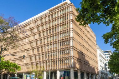 Lizbon 'un prestijli caddesinde güneşli bir günde modern Novobanco merkez binası cephesi