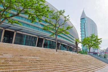 Meo arena ve modern Sao Gabriel kulesi Lizbon 'un canlı milli parkında gökyüzüne karşı yükseliyor.