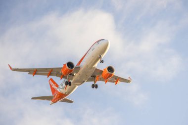 Easyjet Airbus a320 251n uçak saçılmış bulutlara karşı uçuşun ortasında yakalandı